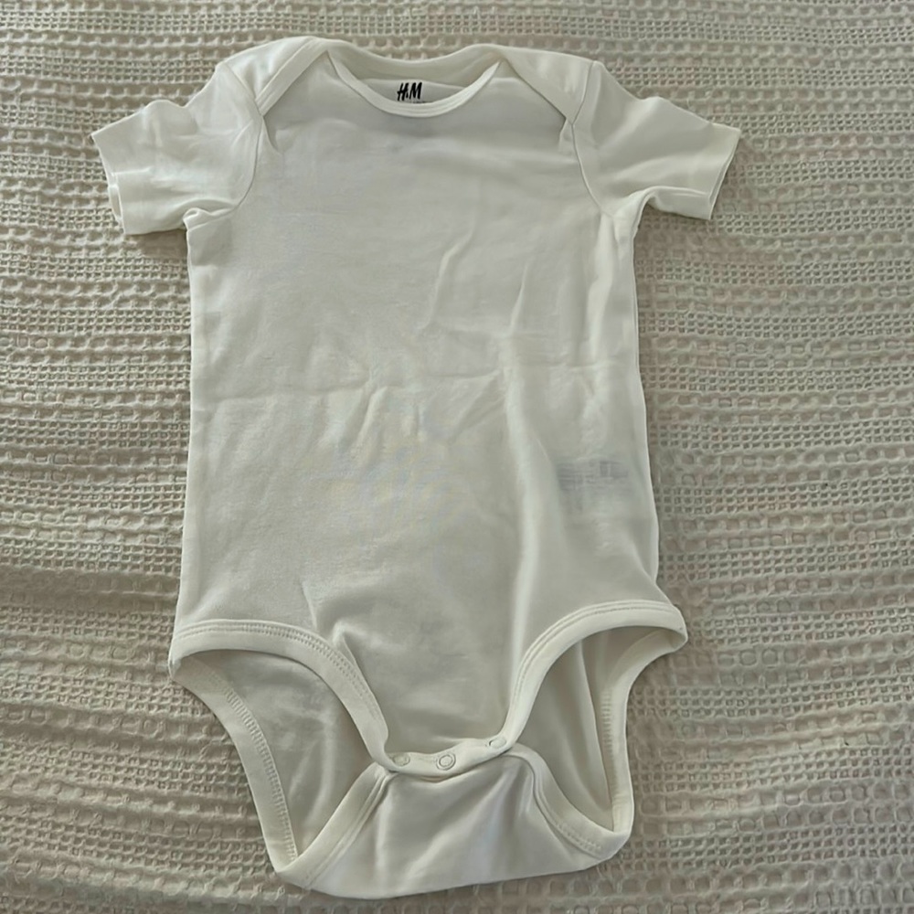 Brand NEW!✨ H&M White Basic Onesie 2T